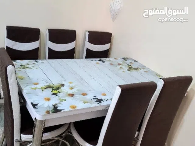 طاوله طعام زجاج وتنفتح تكبر من النص سته كراسي مستخدم نظيف