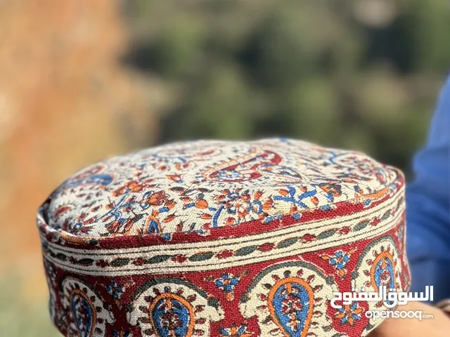 قبعة تقليدية إيرانية فاخرة بنسيج قلمكاري يدوي فريدة وأصيلة
