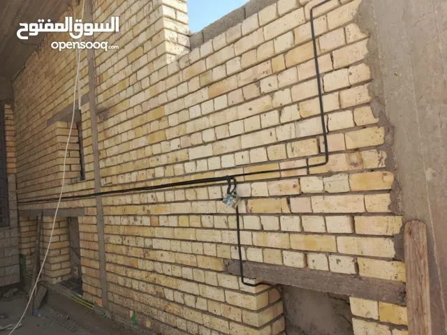 علي خلفه بناء أو ارضيه