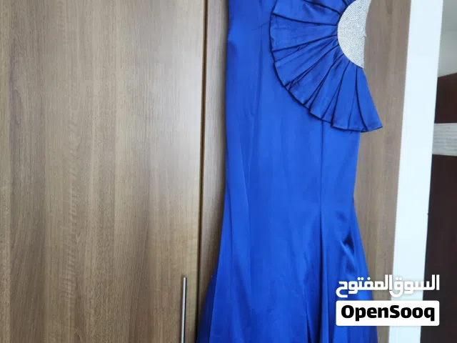 Stunning royal blue stain evening grown in excellent condition designed to make a statement