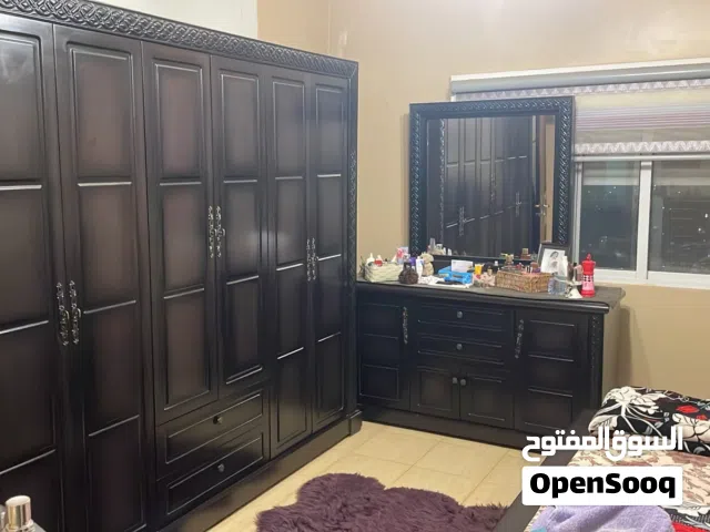 غرفة نوم جديده استعمال خفيف قابل للتفاوض خشبها كتيير تقيل وما فيها ولا شي  والله جديده ولا شخط فيها