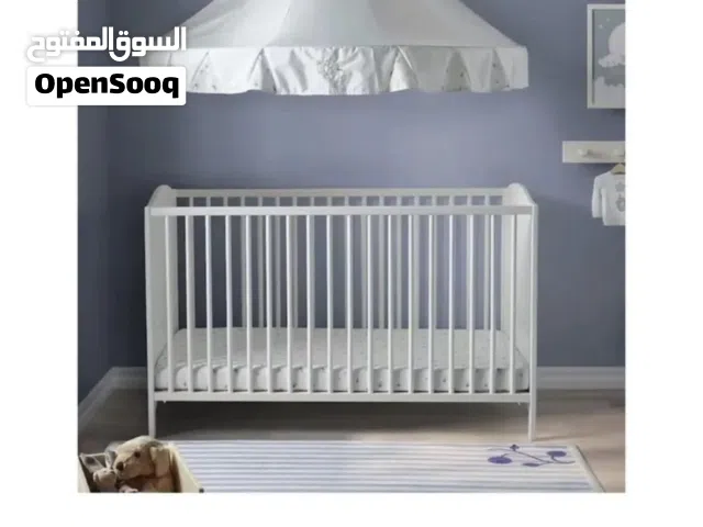 للبيع سرير اطفال مستخدم بسيط