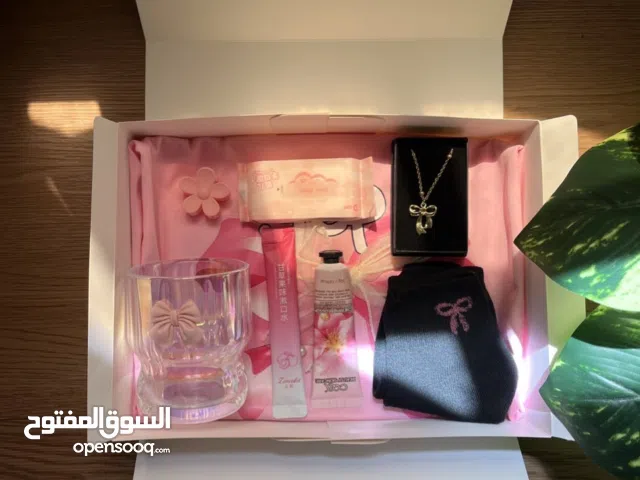 هدية بوكس فيونكة وردي متوفر تسليم فوري المحتويات في الوصف