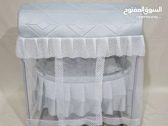 سرير "هناديل" للأطفال، قطعة فنية رائعة تجمع بين الجمال والآمان! يتميز بتصميمه الحديدي المتين والقماش