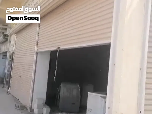 الترجمة للإنجليزي:  "A workshop or small shop for rent."