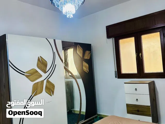 شقة استيديو مفروشة وسط طرابلس للإيجار – مؤثثة بالكامل وجاهزة للسكن – بالمنصورة