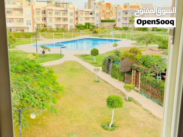 شاليه علوي بالروف للبيع بقريه مرسيليا بيتش 1 بالكيلو 75 مساحه الشاليه 90م2 مباني عباره عن:- 3 غرف
