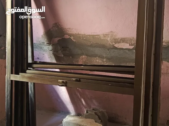 5 شبابيك المنيوم مع قواطعهم ابواب خشب عدد 5 وتلاجة بحالة جيدة للبيع المقاسات موجودة بالصور
