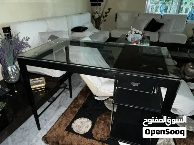 مكتب زجاجي أسود وشفاف مع رف ودرج مدمجين