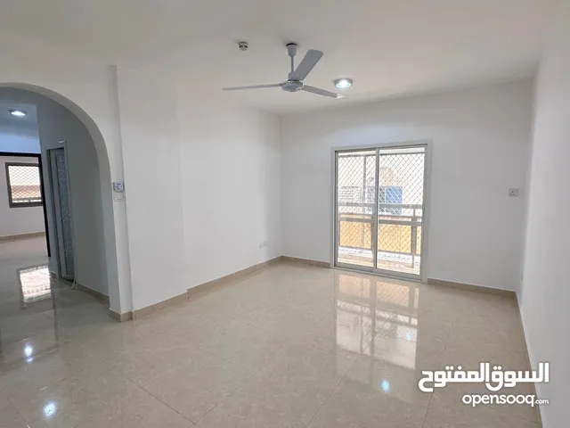 ضياء)ارقى غرفتين وصالة في الشارقة القاسمية للايجار السنوي بمساحات واسعه وتشطيب راقي سهل المخرج ل دبي
