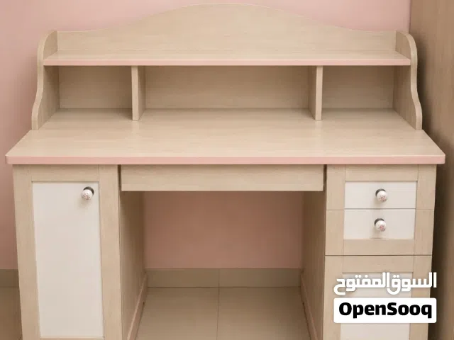 تسريحه مع كرسي وايضاً مع خزانه للبيع حالتهم ممتازه جدا الاستعمال كان فقط  سنه تقريبا