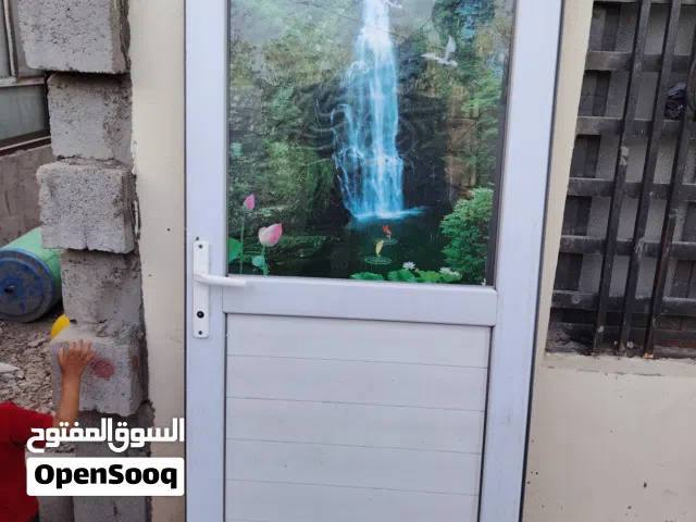 باب حمام بلاستك نظيف بدون فريم بي مرايه بالضهر ماله وسعر مناسب