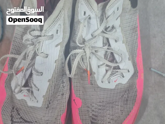 حذاء رياضي نسائي للبيع