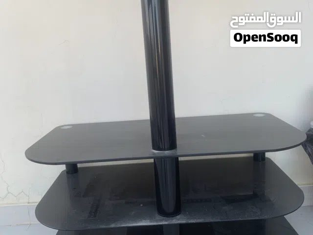 طاولة تلفزيون مع ثلاث رفوف
