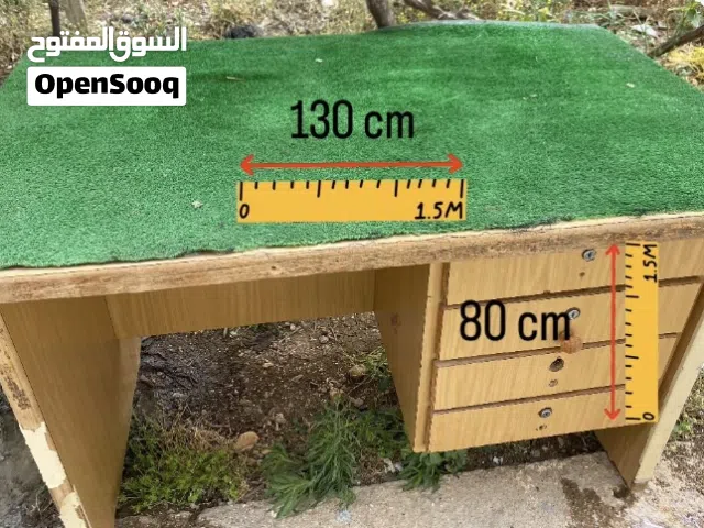 مكتب للدراسه بحاله جيده وخشب ثقيل وقوي تواصل واتساب