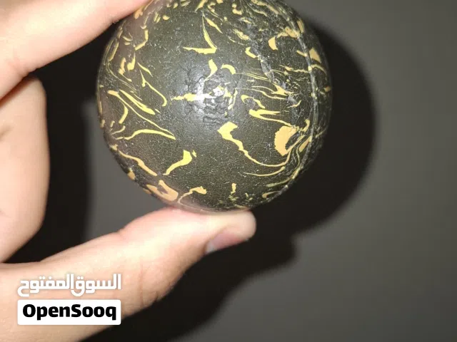 كرة صغيرة وجنيلة بلون اسود واصفر بشكل جميل للعب والزينة لا اعرف لاي رياضة ولكنها تتمسز بشكلها الرائع