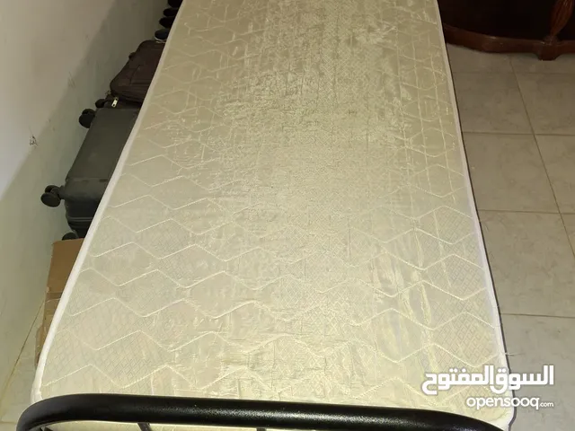 سريرين حديد شبه الجديد ومرتبة ضغط عالي جديدة