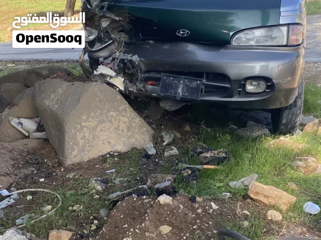 حافلة هيونداي H 100 موديل 1998 ديزل مرخصة وبلون أخضر مع أنوار نهارية وسنترلوك