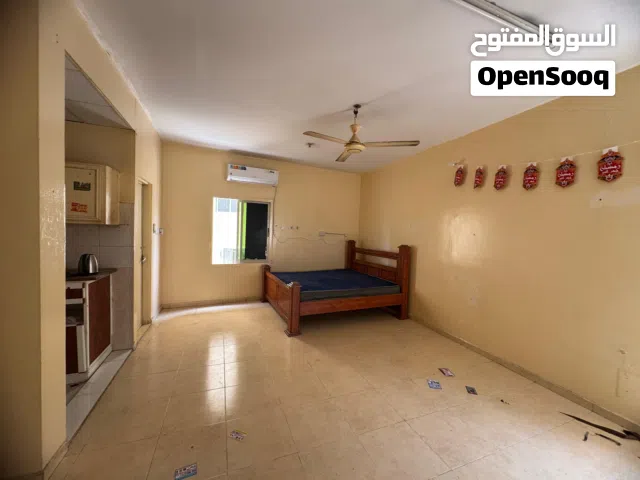 استوديو مميز للإيجار في كورنيش عجمان – ثاني صف من الكورنيش، خلف مطعم ثمار البحر وقريب من دوار السفين