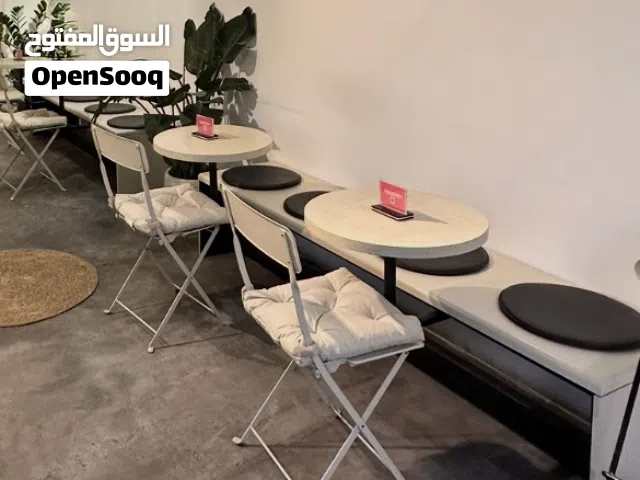 بنش عدد 2 مع طاولات مثبتة منه فيه