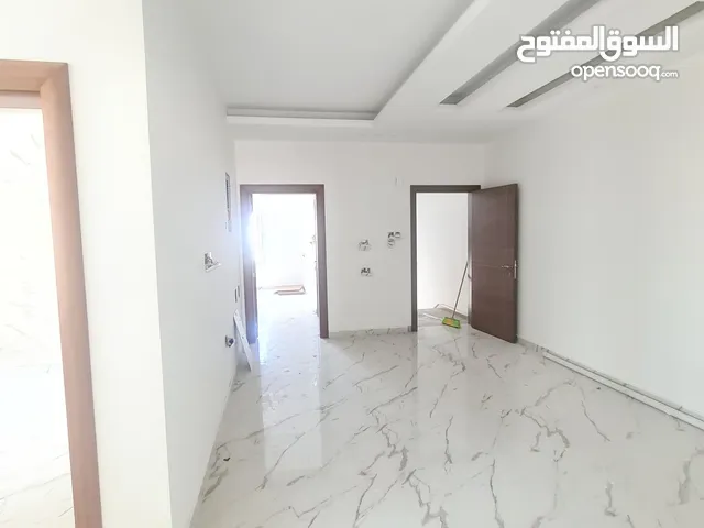 شقة أرضية جديدة  للبيع 3 غرف نوم بحلة النصر