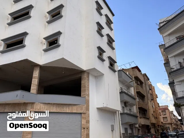 السلام عليكم، متوفر مبنى تجاري للبيع او للايجار صالتين مفصولات وثلاث شقق خدميه ويوجد مكان مصعد