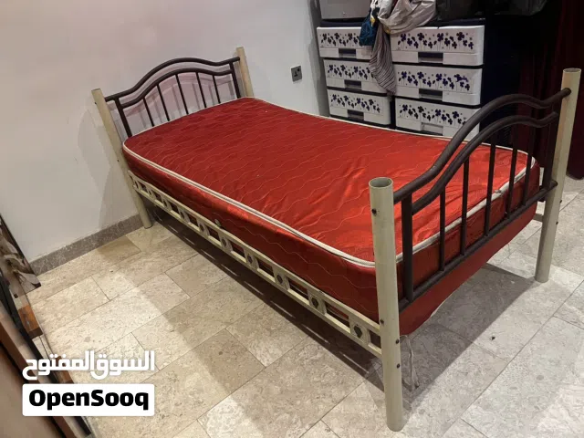 سريرين نوم وميز تلفزيون بيه مجرين و مساحه تخزين نظيف