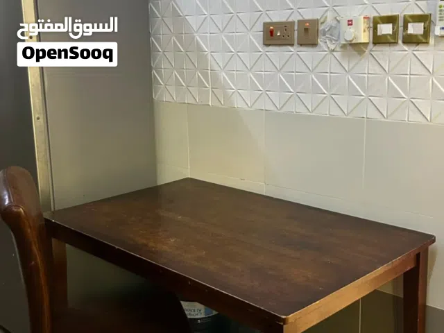 طاولة طعام خشبيه بقيمه 8 ريال