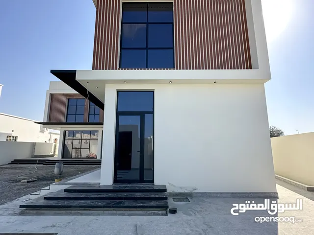 فيلا مستقلة فاخرة وراقية جدا بتصميم L Shape للبيع بالقرب من البحر -موقعها السيب المنومه بواجهه بحرية
