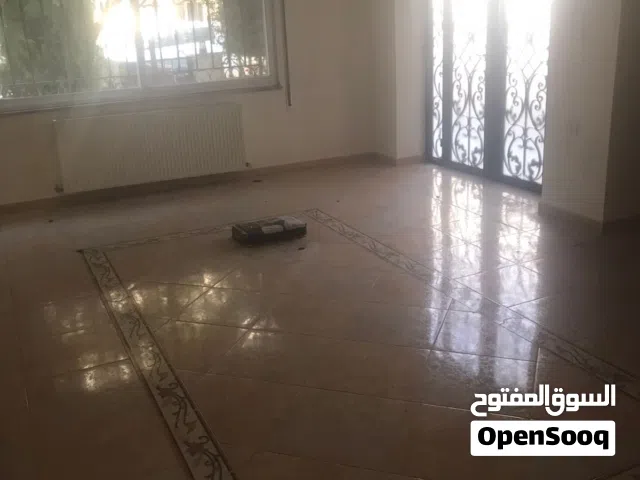 شقة سكنية عائلية مع حديقة خارجية للإيجار