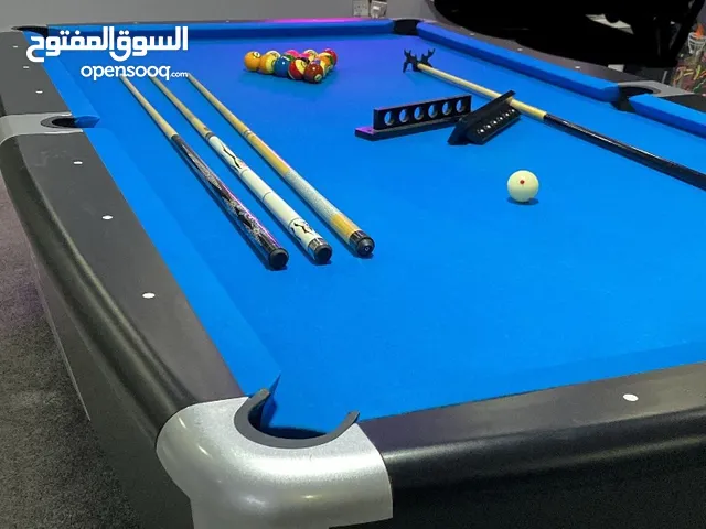 طاولة بلياردو مقاس دولي مع اغراضها كاملة