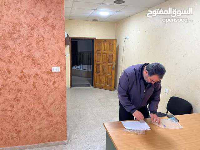 للإيجار – مكتب مجهز ومميز في الخليل يصلح لجميع الخدمات