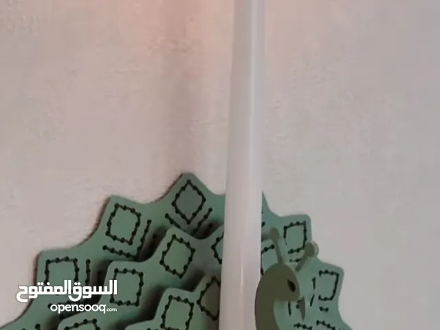 حامل شمعة من الحديد المصنوع يدويًا: رمز لفن الفتيات الإيرانيات