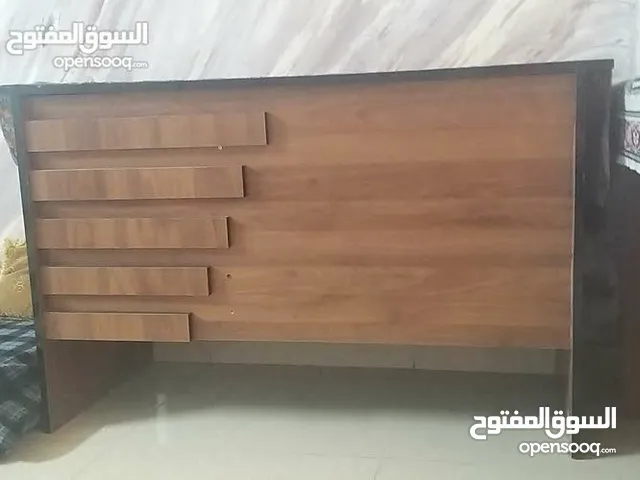 مكتب مع كنبتين مع استناند احترافي واناره للبيع بسعر حرررق