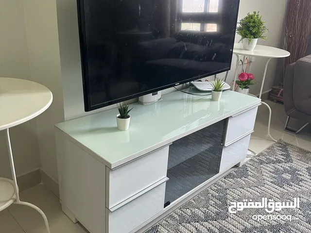 للبيع تتلفاز سمارت مقاس 55 بوصة مع قاعدة انيقة