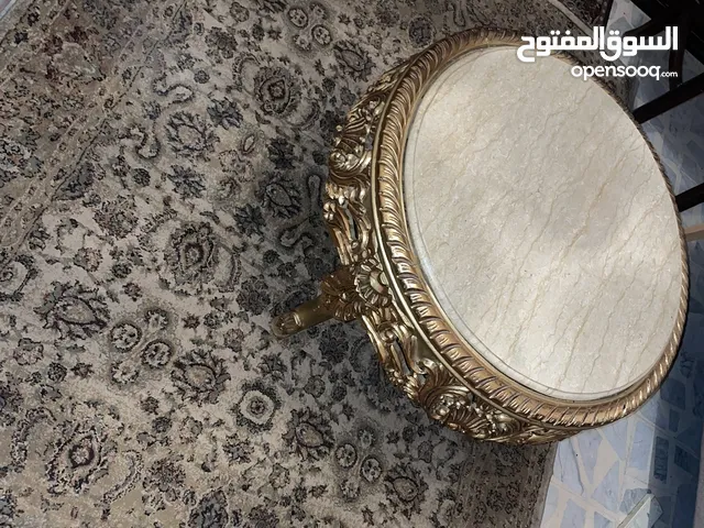 طاوله تعتبر مستعمله بالاسم وانما علواقع جديده قحط صغير مافيها من فوق رخام ثقيل جدا وسعرها طري وحلوه