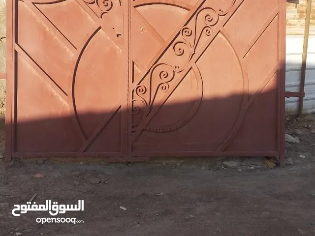 باب حديد مستعمل بحاله جيده العرض مترين ونص