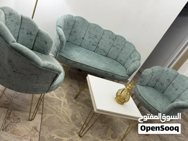 صالون استعمال شهرين شبه جديد بالطاولة