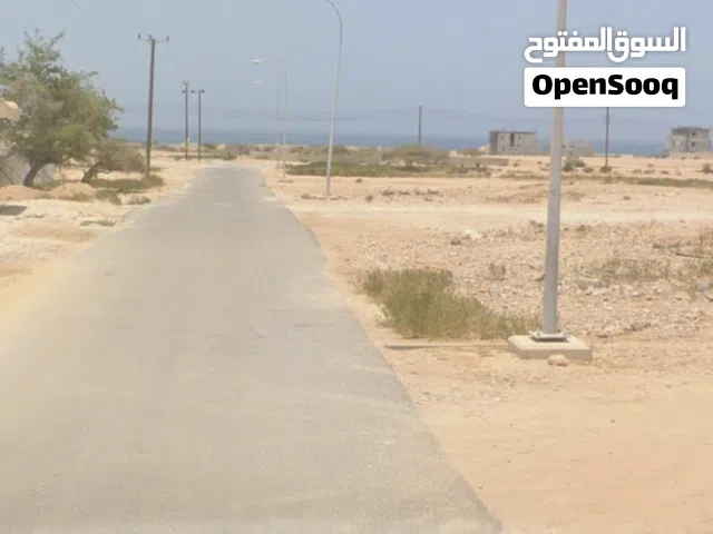 للبيع ارض في ولاية قريات بمه قريمه من لبحر وشارع قار مطابق الارض جنب احياء سكنية