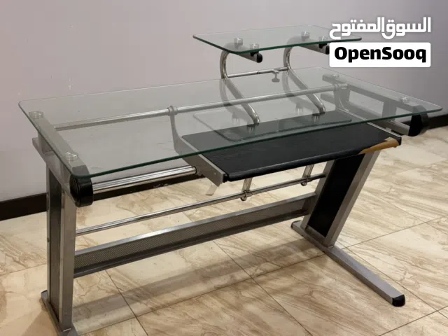 طاولة مكتب ( كمبيوتر)زجاجية بتصميم عصري وحالة ممتازة للبيع