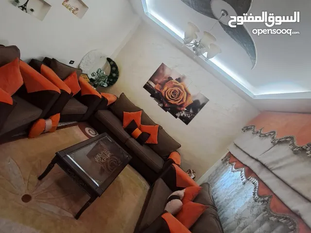 طقم كنب 7 مقاعد وطقم طاولات وستارة وسجاد