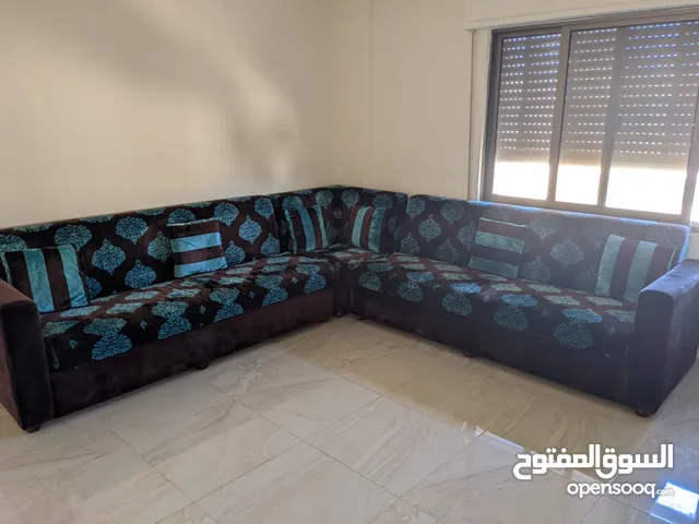 Lightly used v-couch كنب استعمال خفيف