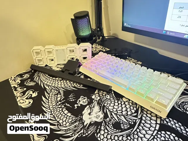 كيبورد و مايك للبيع المايك ب 5 دينار و الكيبورد ب 5 دينار لايوجد توصيل للجادين فقط