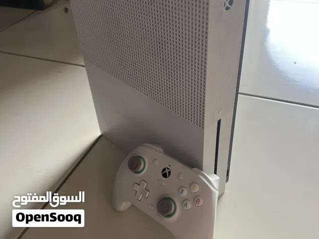 Xbox Series S شبه جديد للبيع بسعر ممتاز + يد تحكم