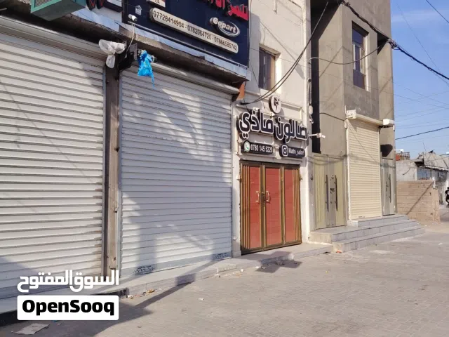 محل للايحار القبله شارع المدارس  العرض 3 والطول 8 يصلح عقارات او للملابس والنقالات ومنفذ