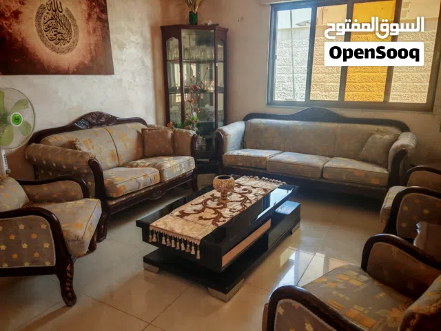 كنب غرفة ضيوف مع طاولة وطاولة سفرة مستعمل