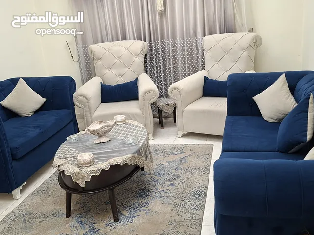 طقم كنب مستعمل بحالة ممتازه استعمال عريس مع طاولات وسط للبيع السعر قابل للتفاض