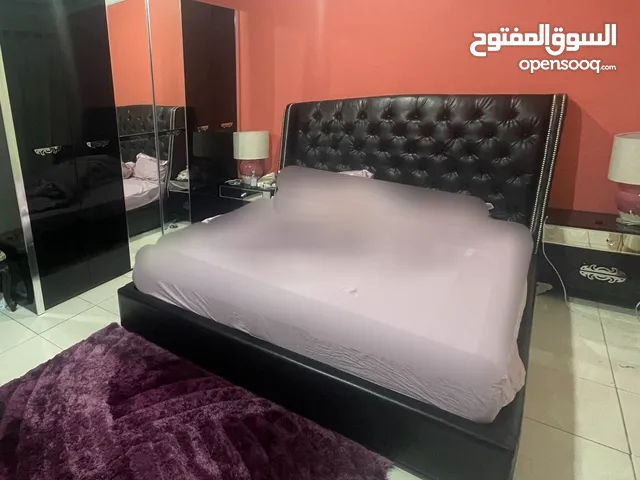 غرفة نوم كامله من صفاه هوم كبت و سرير و تسريحه و 2 كمودينو و مرتبه جديده و 2 اباجوره بحاله ممتازه