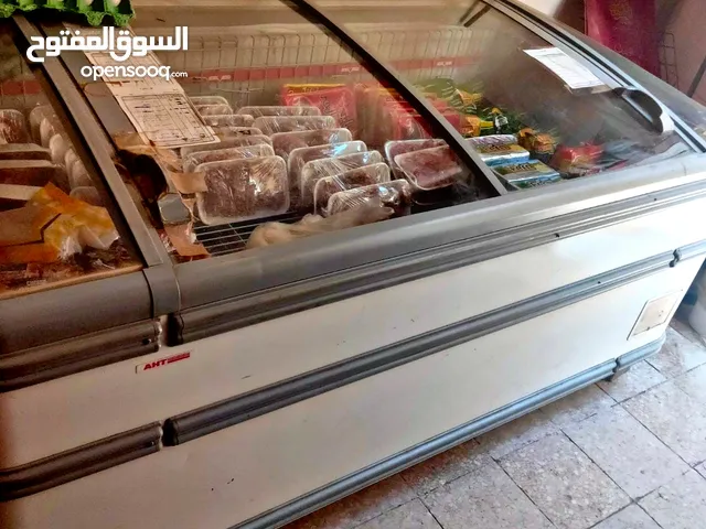 تلاجتين عرض لحوم مجمدات مستوردة باضاءة داخلية مستعملة تشبه الجديد لا يوجد بها اي عيوب او خدوش
