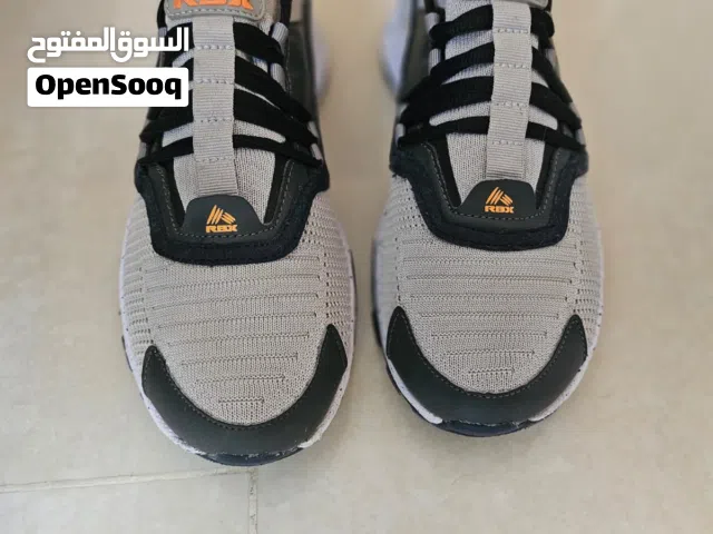 أحذية رياضية مستعملة بحالة ممتازة للبيع